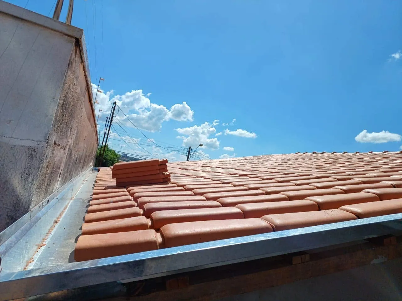 Calha com telhas cerâmicas