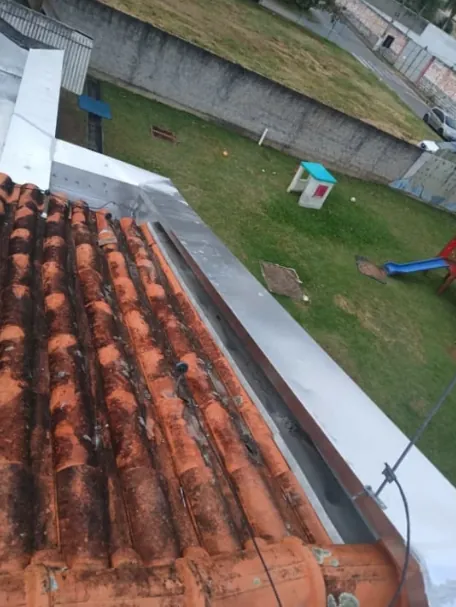 Rufo e calha em telhado